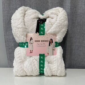 Room Service Cozy White Wrap Robe. Size XL. NWT.